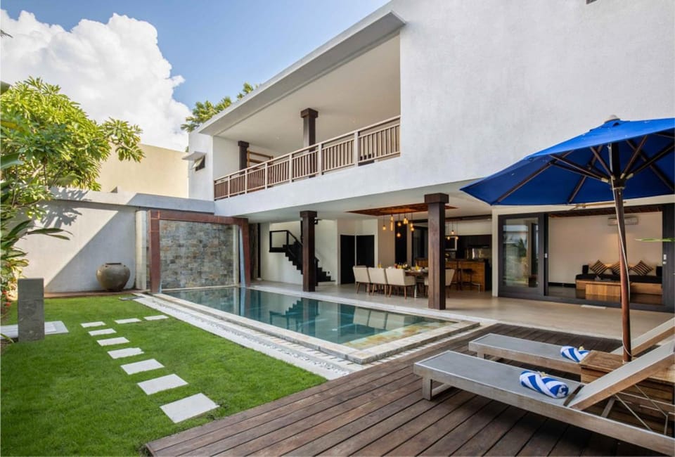 Property building, Garden, Garden, Balcony/Terrace, Balcony/Terrace, Dining area, Beach, On site, Pool view, Swimming pool, Swimming pool, Sunrise, Sunset