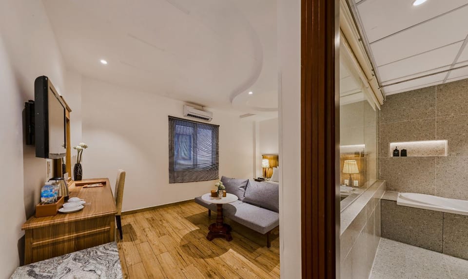 Bathroom, TV and multimedia, Photo of the whole room, Seating area, Bedroom, Bath, air conditioner