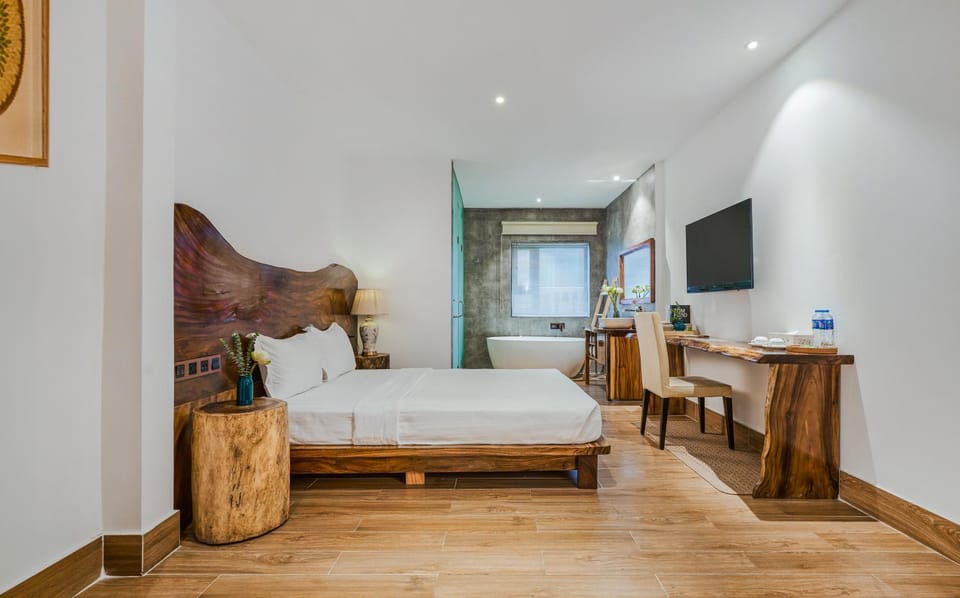 Bed, TV and multimedia, Photo of the whole room, Bedroom, Bath