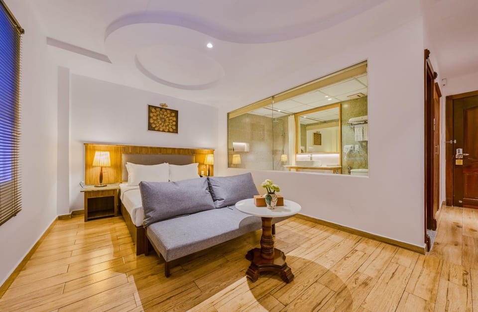 Bed, TV and multimedia, Photo of the whole room, Seating area, Bedroom
