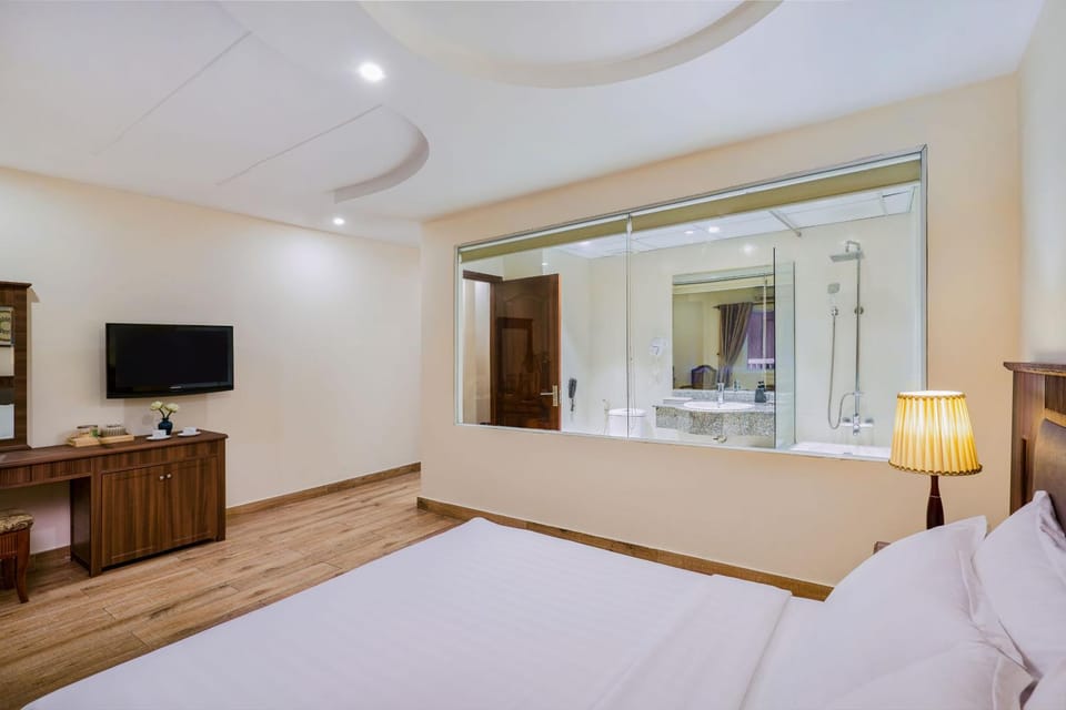 Bed, TV and multimedia, Photo of the whole room, Bedroom