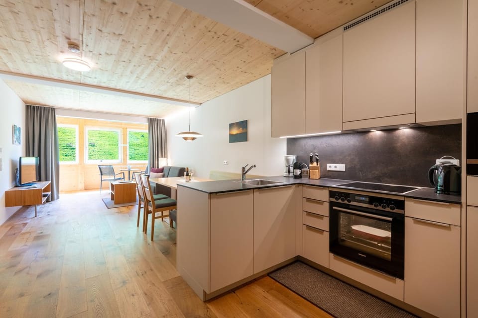Coffee/tea facilities, Kitchen or kitchenette, Dining area, dishwasher, stove, toaster
