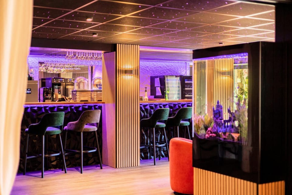 Restaurant/places to eat, Lounge or bar, Drinks
