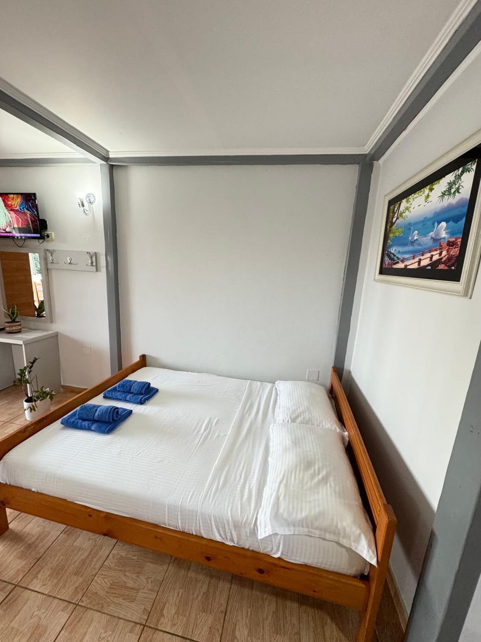 Bed, TV and multimedia, towels