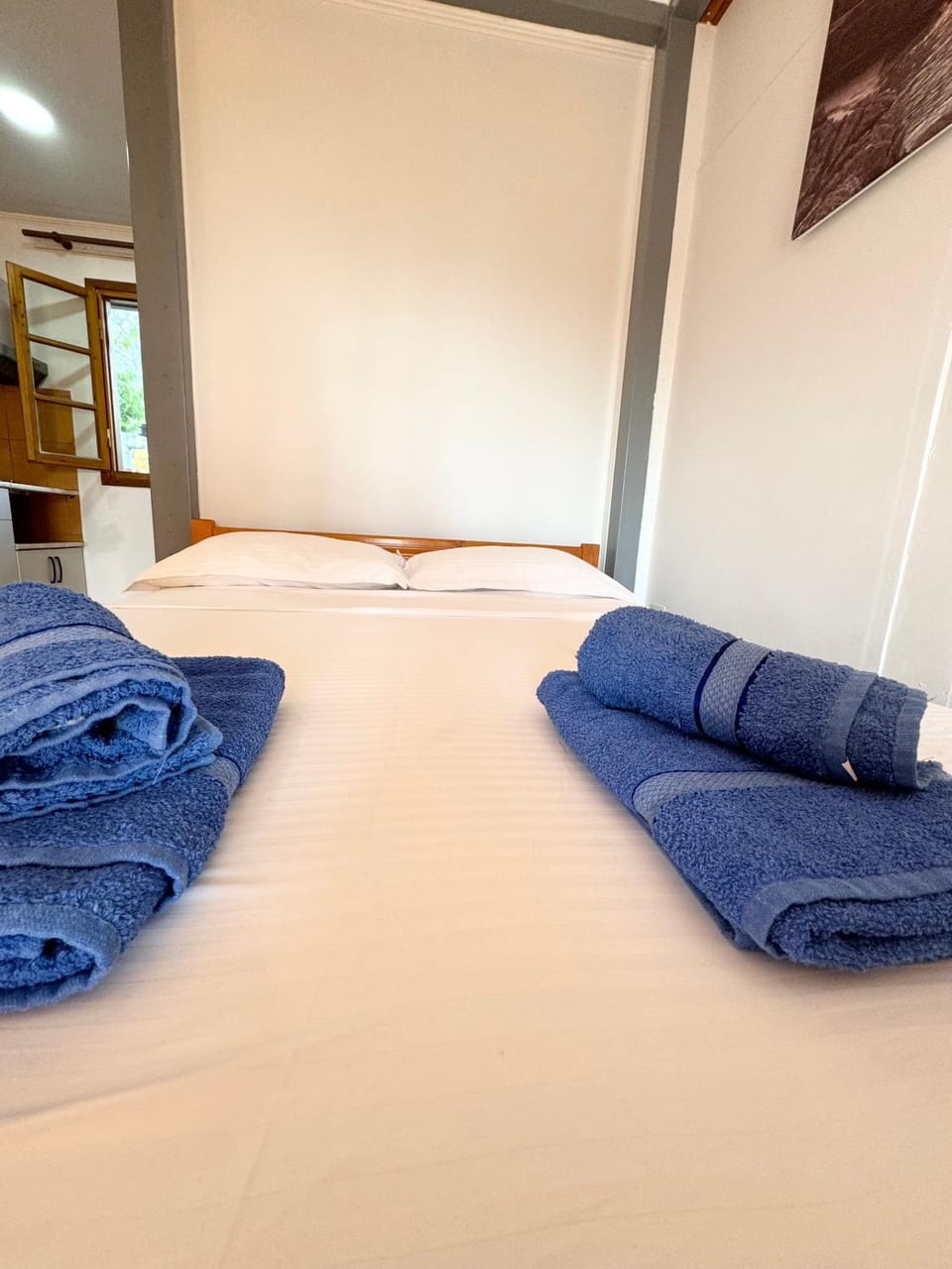 Bed, Bedroom, towels