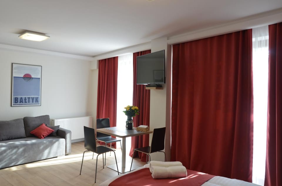 TV and multimedia, Seating area, Bedroom