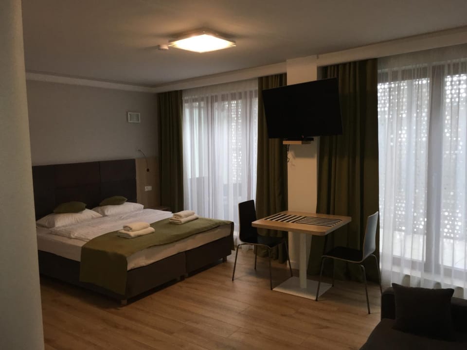 Shower, Toilet, Bed, TV and multimedia, Balcony/Terrace, Kitchen or kitchenette, Dining area, Bedroom, young children, older children, group of guests, Family