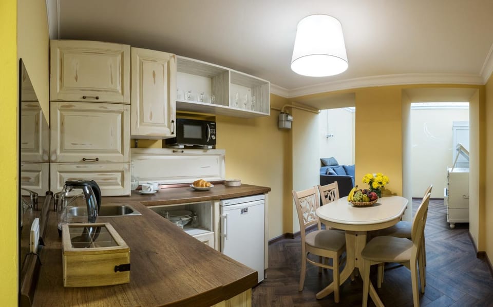 Kitchen or kitchenette, Dining area, pet friendly