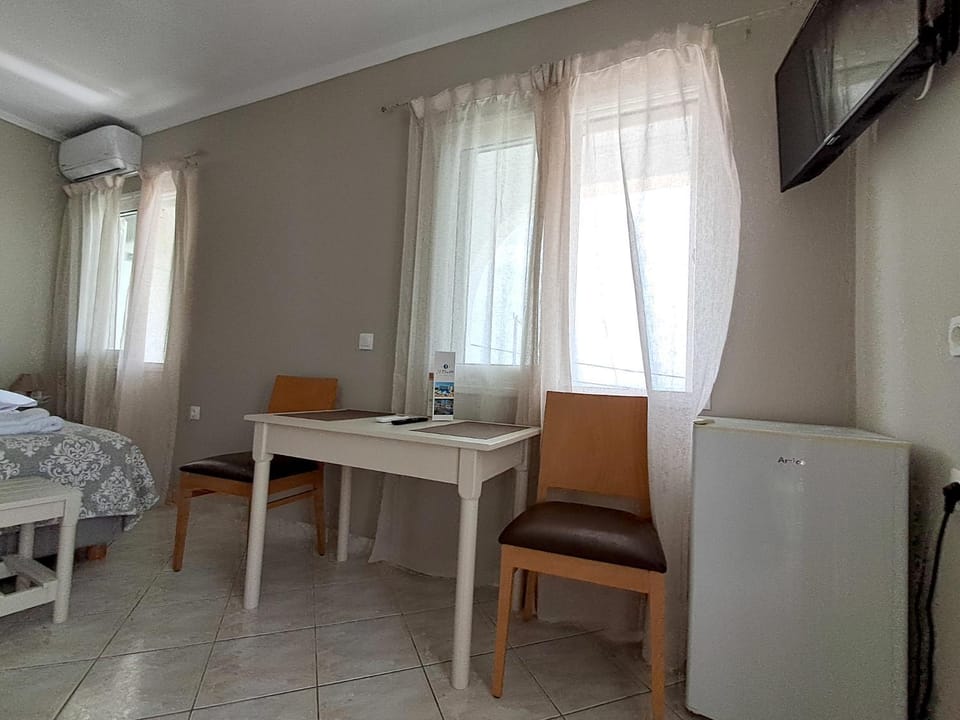 Seating area, Dining area, air conditioner