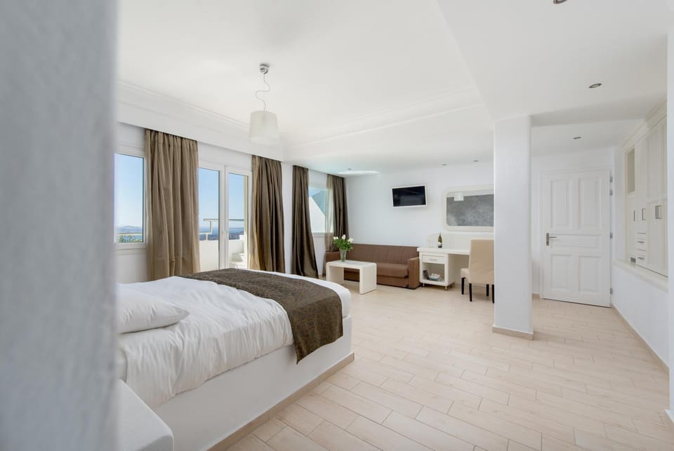 Bed, Seating area