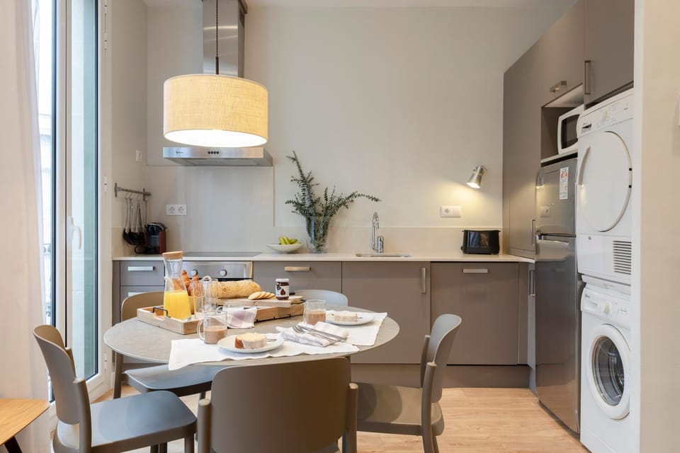 Kitchen or kitchenette, Seating area, Dining area