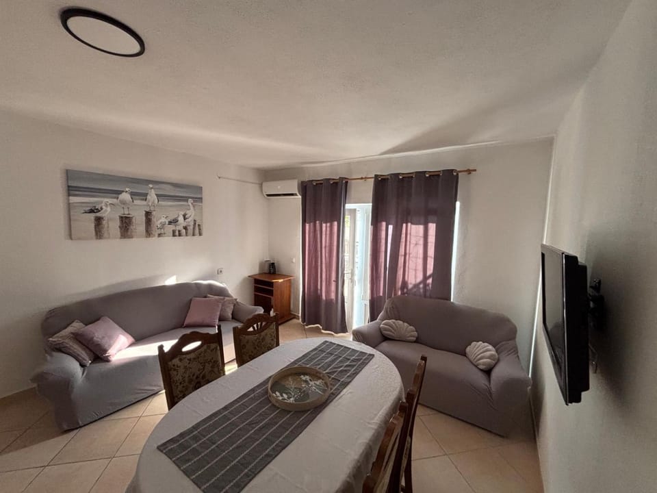 Communal lounge/ TV room, TV and multimedia, Living room, Seating area, Evening entertainment