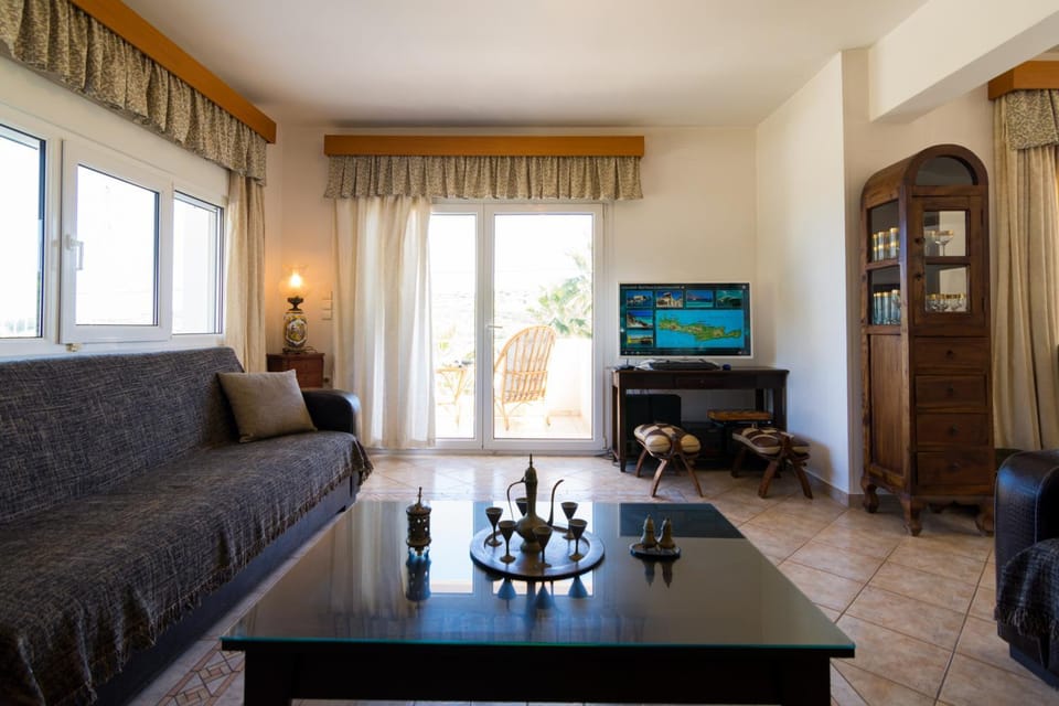 Communal lounge/ TV room, Bed, TV and multimedia, Living room, Seating area