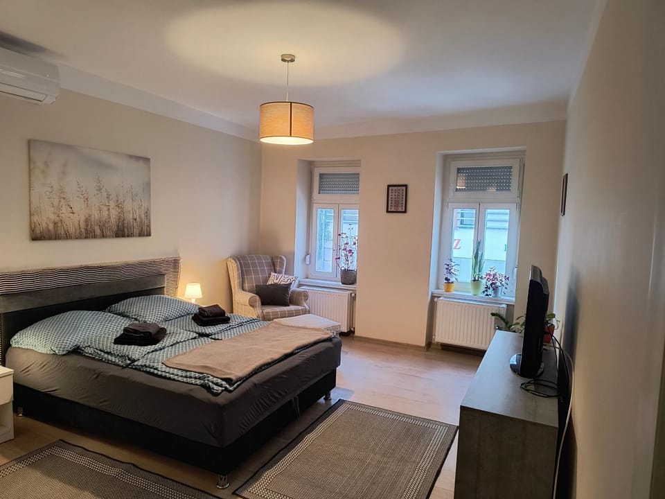 Bed, Seating area, Bedroom