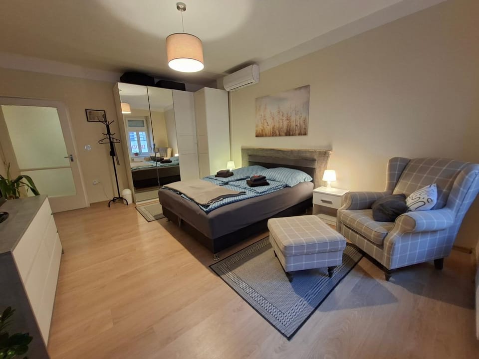 Bedroom, wardrobe