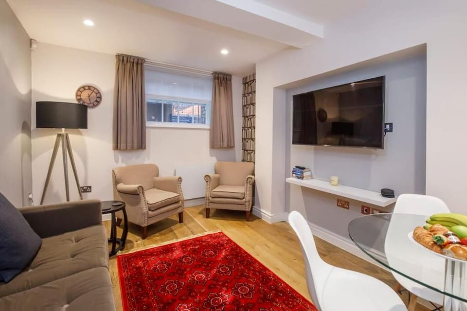TV and multimedia, Living room, Seating area, Dining area, Evening entertainment