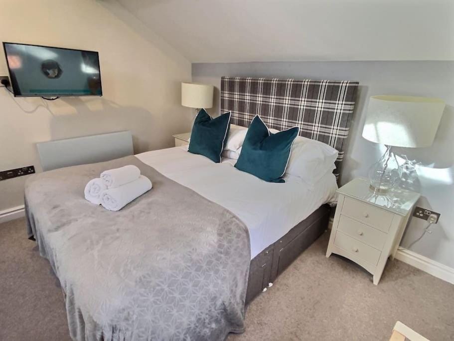 Bed, TV and multimedia, Photo of the whole room, Bedroom, towels