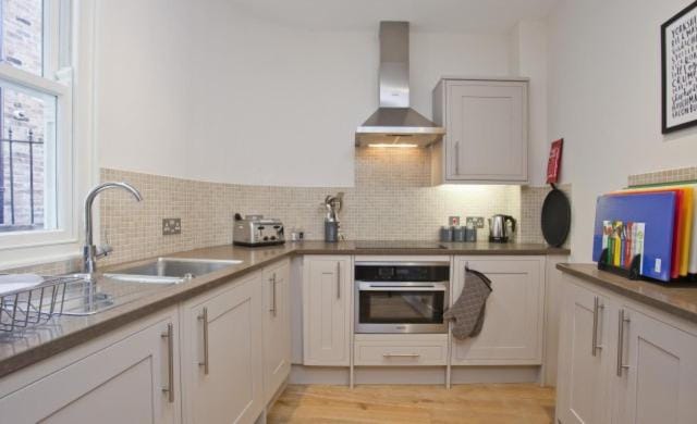 Kitchen or kitchenette, pet friendly, stove, toaster