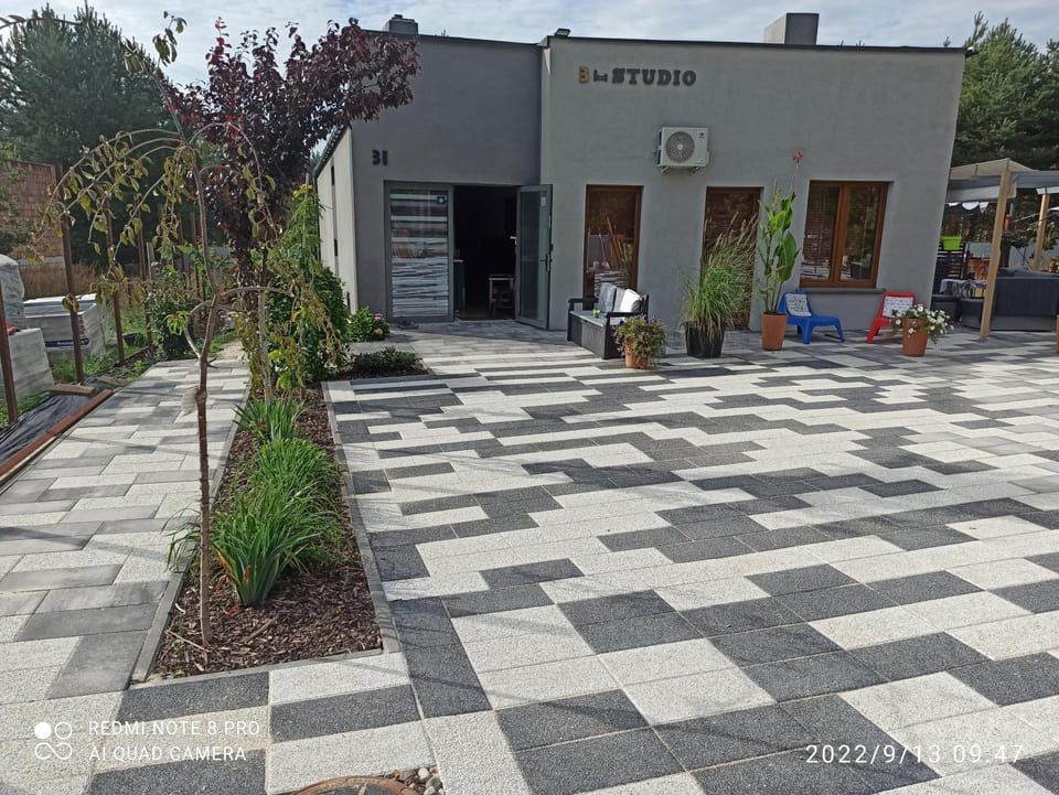 Property building, Day, Neighbourhood, Street view, Location