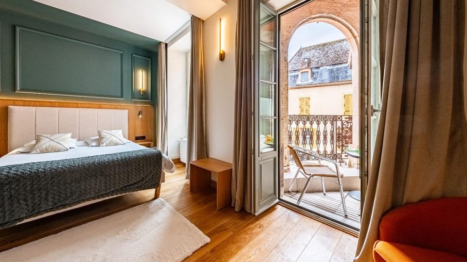 Property building, Balcony/Terrace, Photo of the whole room, Decorative detail, Decorative detail, Bedroom, Bath