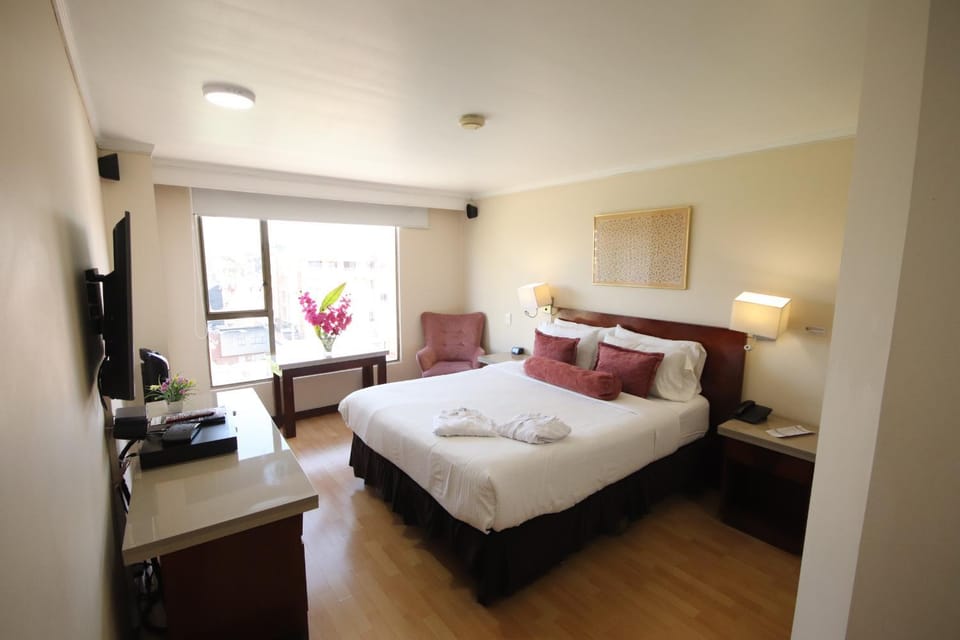 Bed, TV and multimedia, Bedroom