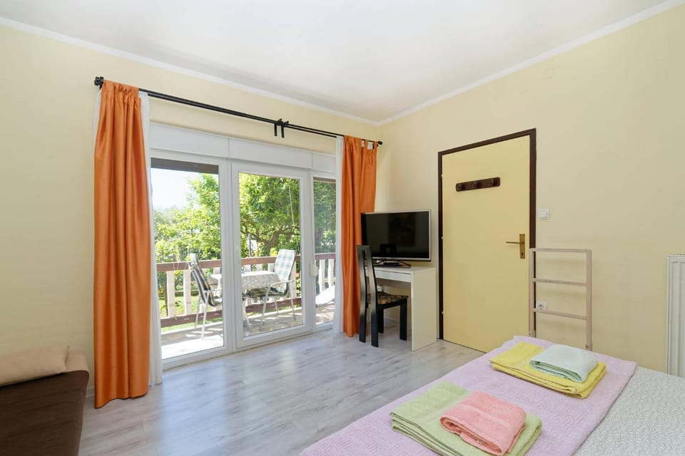 Bed, TV and multimedia, Balcony/Terrace, Bedroom