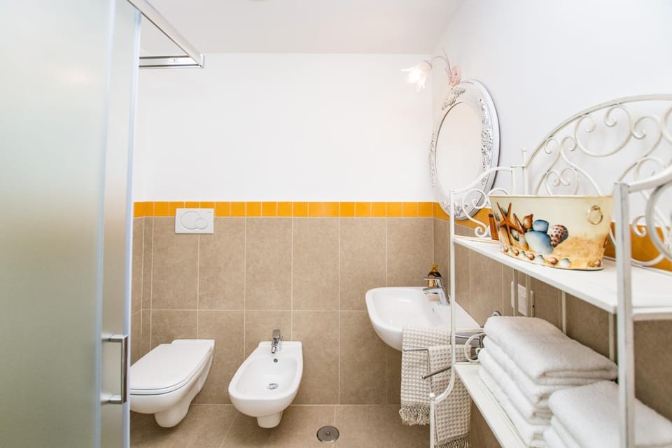 Shower, Toilet, Bathroom, bidet, towels
