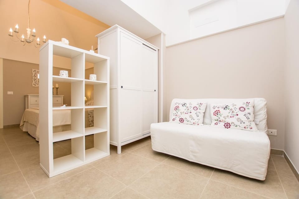 Bed, Living room, Photo of the whole room, wardrobe