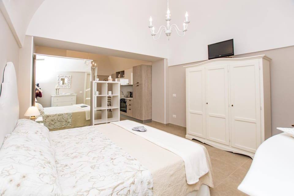 Bed, TV and multimedia, Photo of the whole room, wardrobe