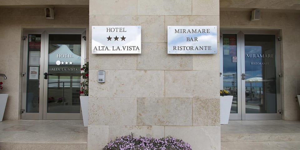Facade/entrance, Property logo or sign