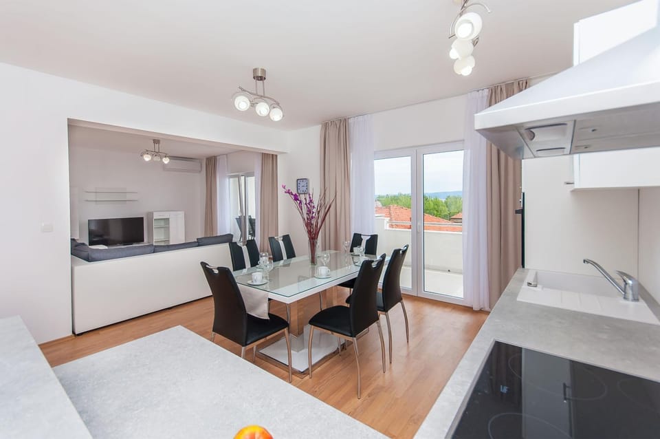Kitchen or kitchenette, Living room, Seating area, Dining area, minibar, pet friendly, stove