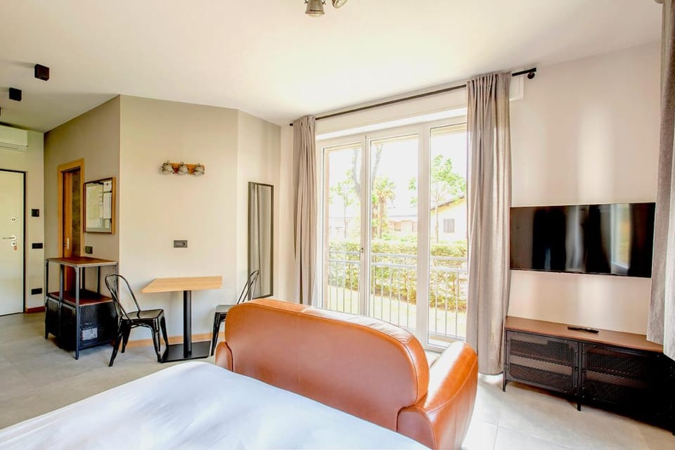 Bed, TV and multimedia, Living room, Photo of the whole room, Seating area, Dining area, Bedroom