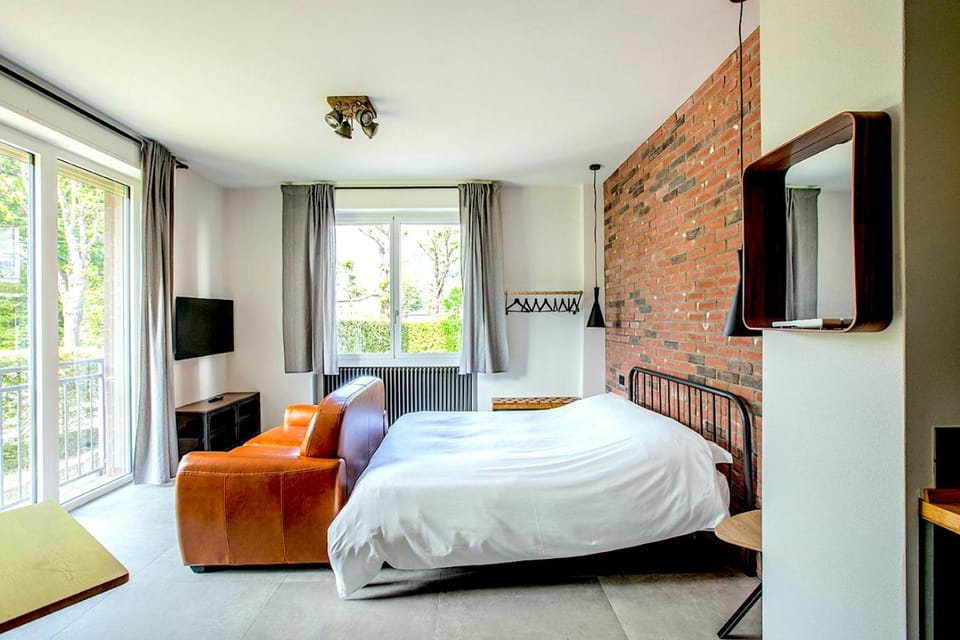 Bed, TV and multimedia, Bedroom