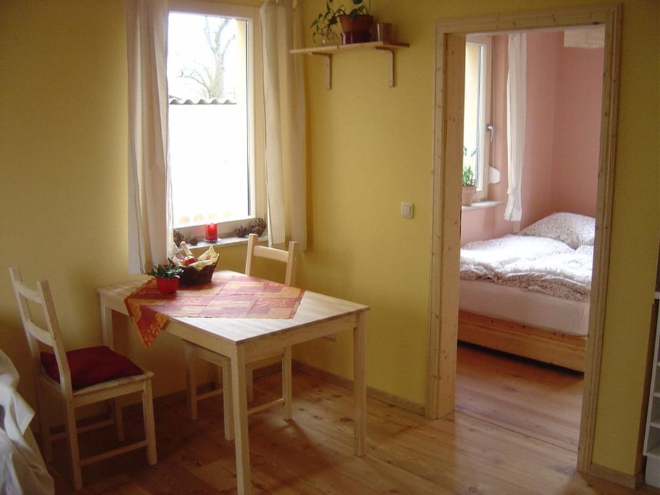 Bed, Living room, Photo of the whole room, Seating area, Dining area, Bedroom