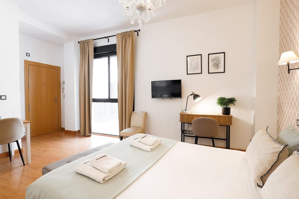 Bed, TV and multimedia, Photo of the whole room, Bedroom, towels