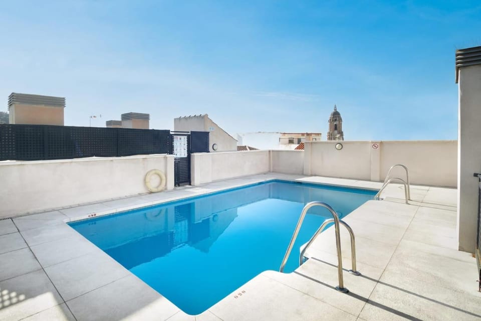 Day, Swimming pool