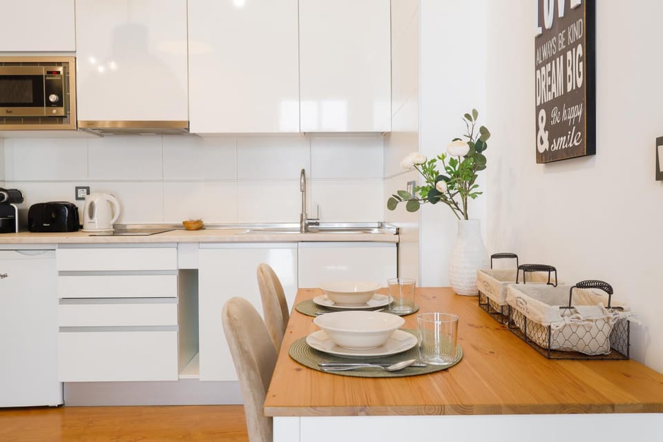Coffee/tea facilities, Kitchen or kitchenette, Dining area, stove, toaster