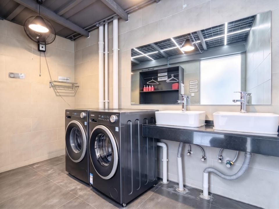 Hidden Garden Youth Hostel -Oriental Pearl &Lujiazui -Garden Social Area -Bar -Café -Free Laundry Luggage Storage -24H Front Desk -English Service Hostel in Shanghai