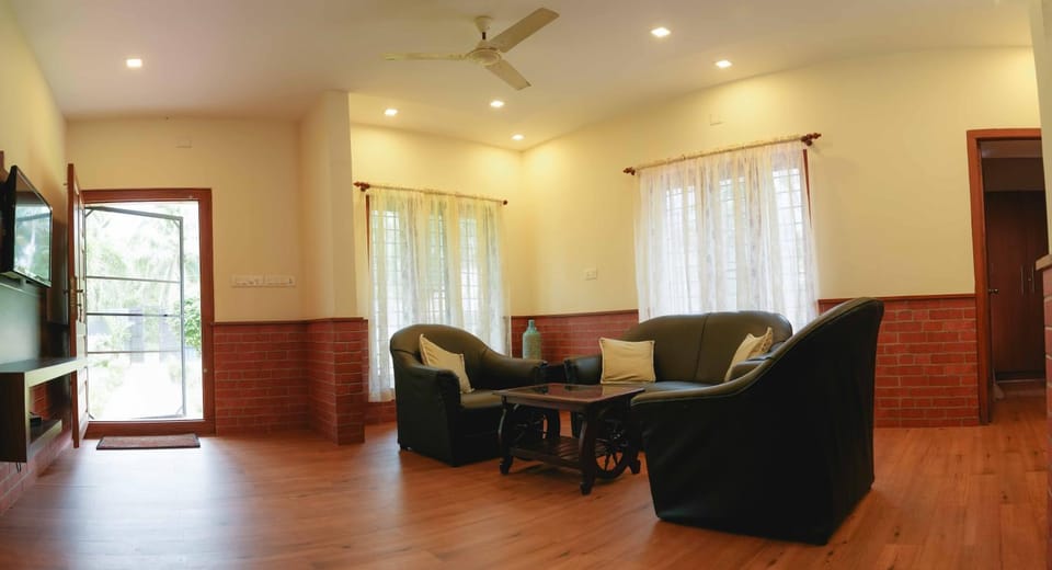 Bed, Seating area, Bedroom