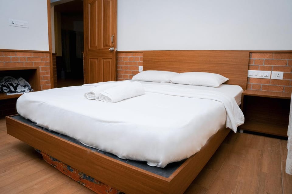 Bed, Bedroom, towels