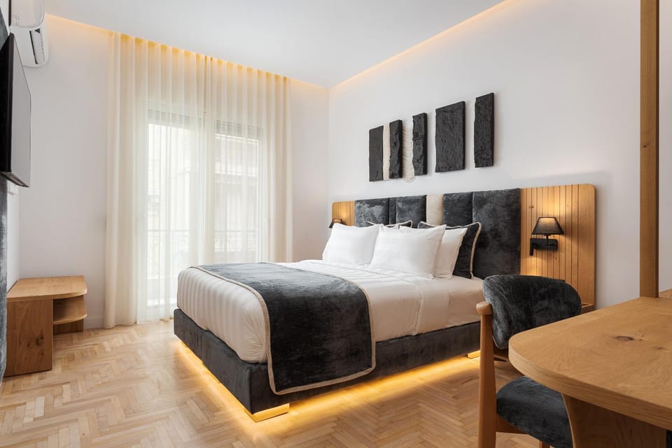 Bed, TV and multimedia, Photo of the whole room, Bedroom