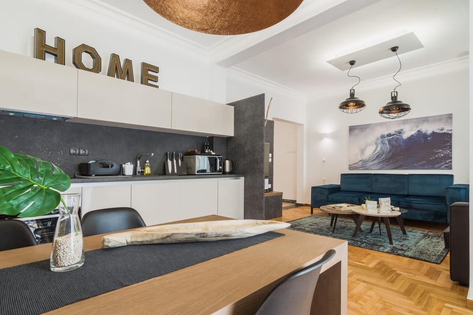 TV and multimedia, Kitchen or kitchenette, Living room, Seating area, Dining area