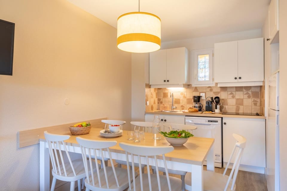 Coffee/tea facilities, Kitchen or kitchenette, Dining area, dishwasher, oven, stove, toaster