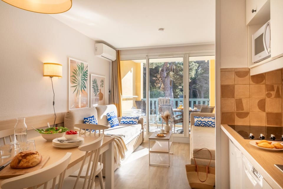 Kitchen or kitchenette, Living room, Food and drinks, Seating area, Dining area, Food, air conditioner