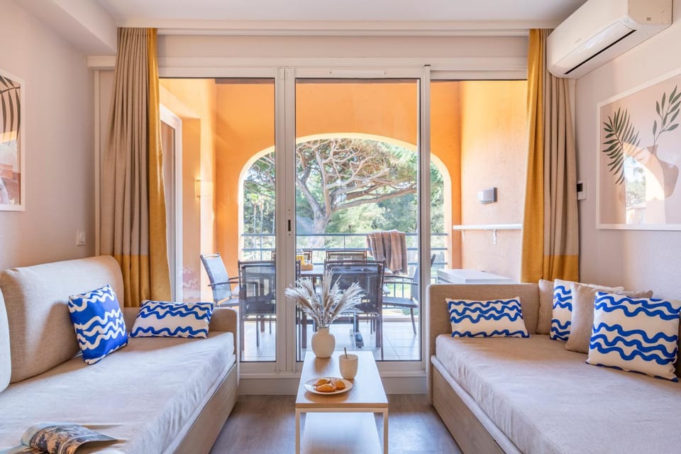 Bed, Living room, Photo of the whole room, Seating area, Dining area, Bedroom, air conditioner