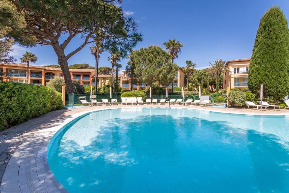 Property building, Spring, Day, Swimming pool, sunbed