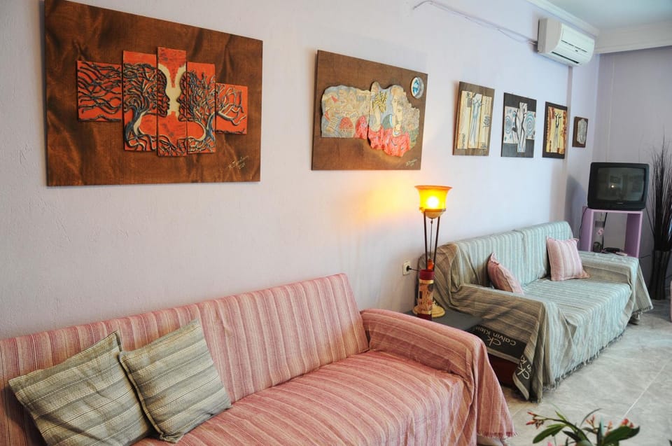 Bed, Seating area, Bedroom