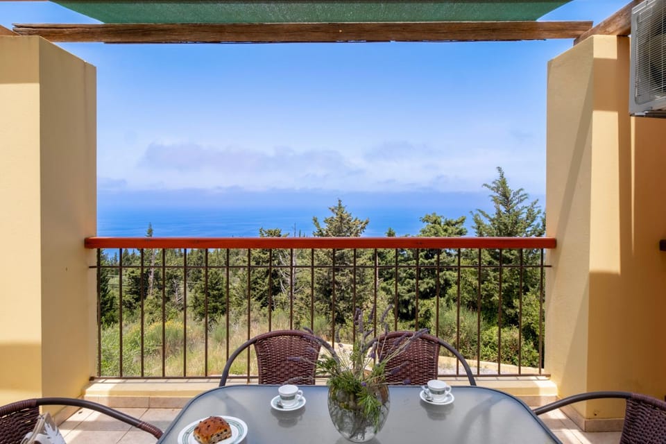 Natural landscape, View (from property/room), Balcony/Terrace, Dining area, Sea view