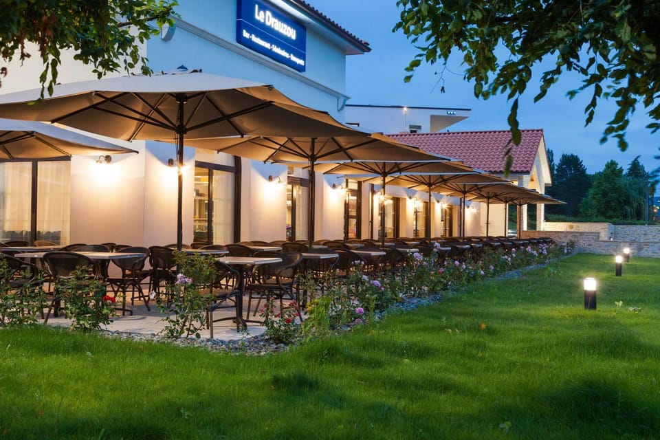 Property building, Patio, Restaurant/places to eat, Day