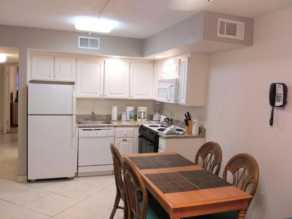 Dining area, kitchen